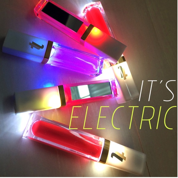 True Lipz Lustre Lipgloss Coral-L033 - Picture 4 of 5